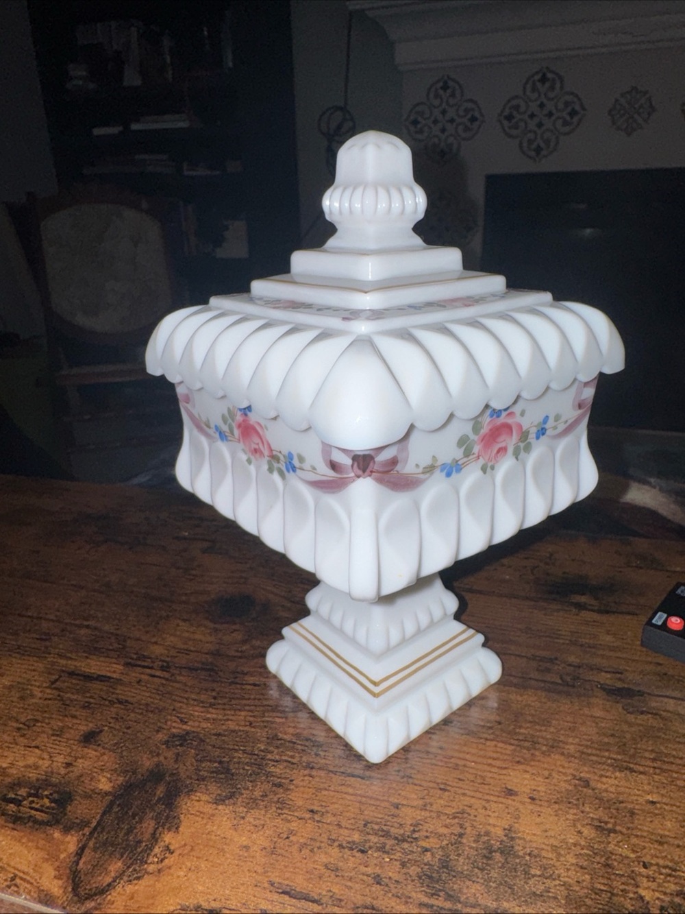 Vintage Westmoreland Milk Glass Roses & Bows Wedding Box - Picture 3 of 9